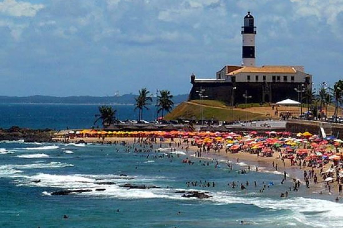 Trinta praias estão impróprias para banho na Bahia neste final de semana, diz Inema