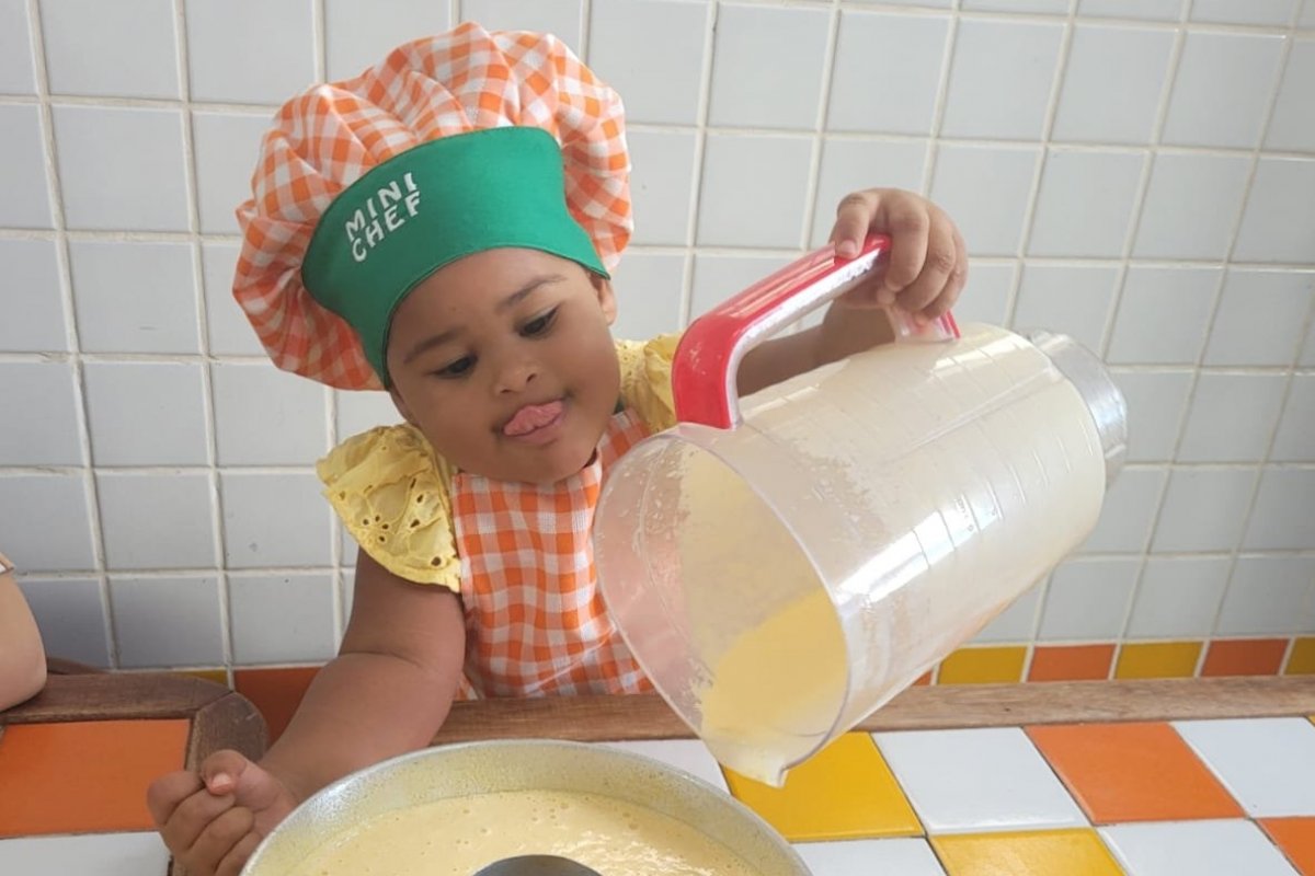 Alunos de escola de Salvador valorizam cultura junina em arraiá e preparam bolo de milho em Cozinha Experimental! 