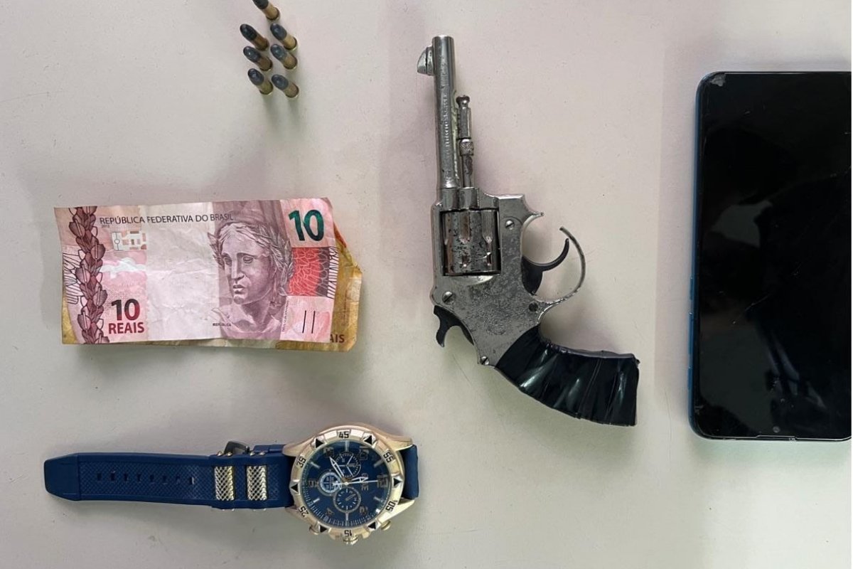 Homem é preso por porte ilegal de arma na Av. Jorge Amado, em Salvador 