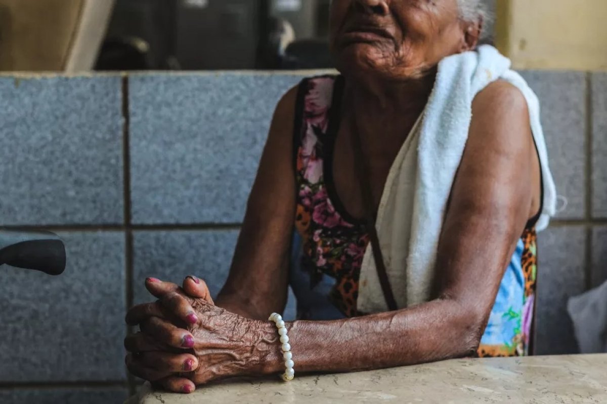 Filho faz empréstimos de R$ 80 mil no nome da mãe idosa e foge ao ser descoberto