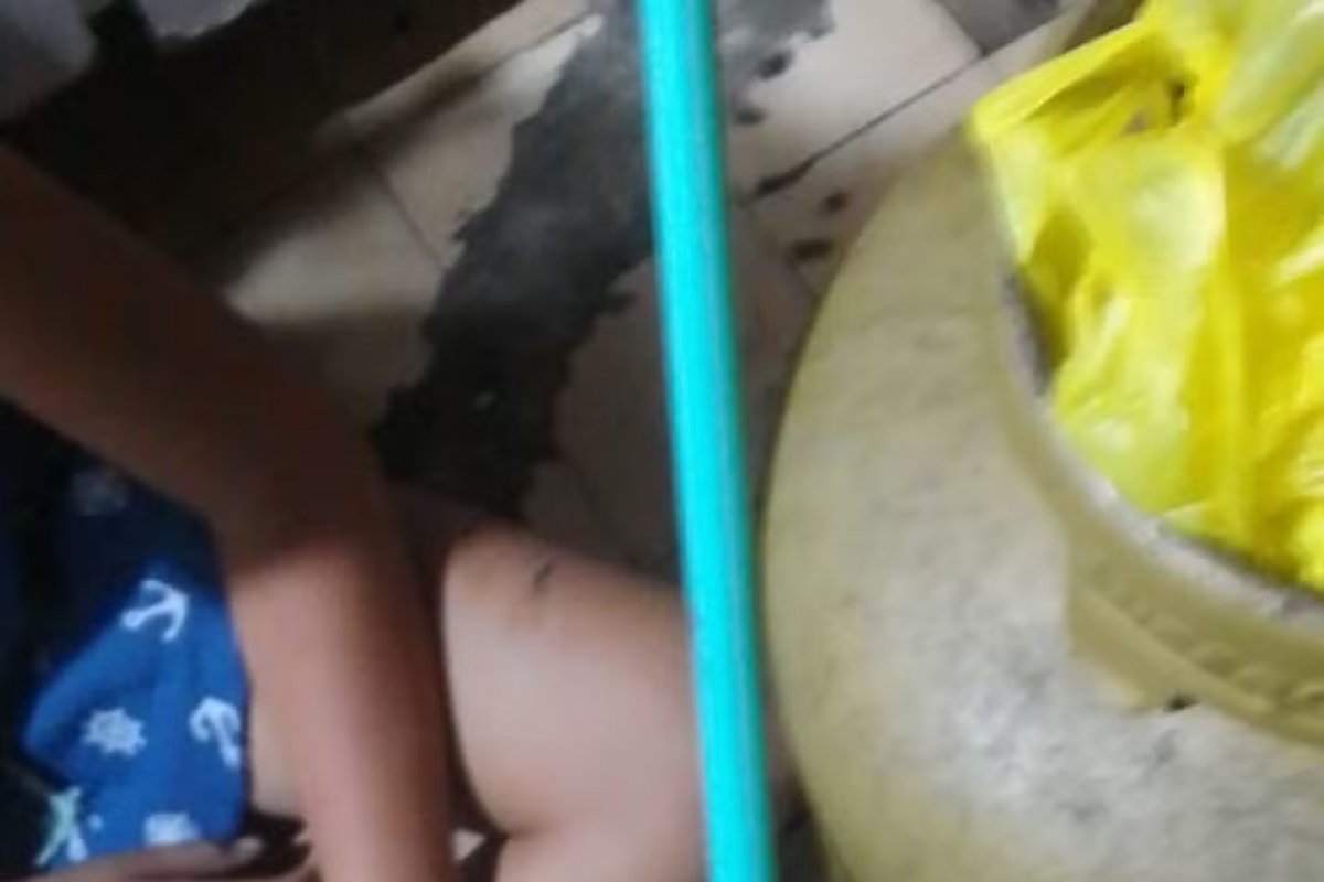Menina de 11 anos torturada pela mãe no RJ era obrigada a comer feijão cru
