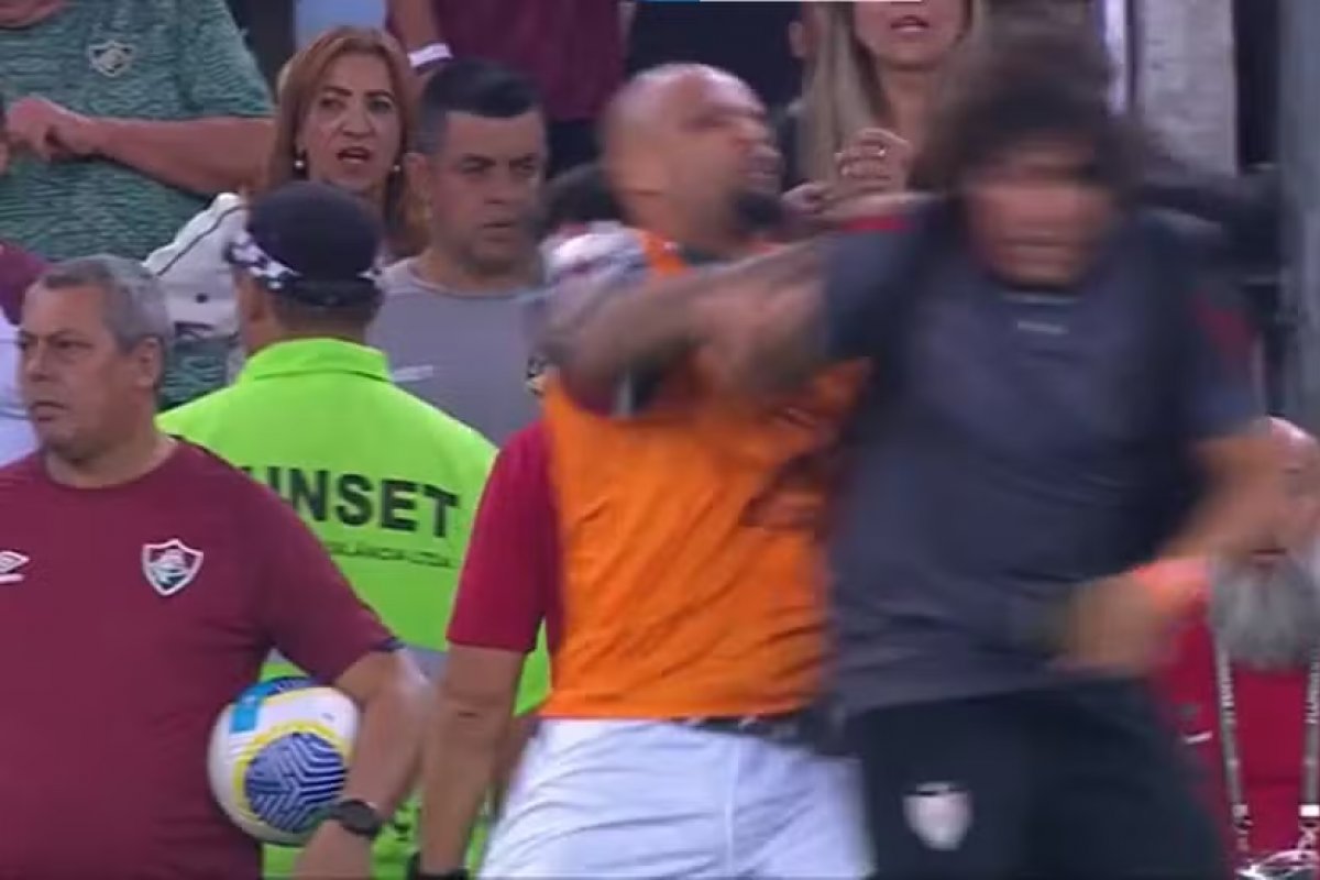 Felipe Melo empurra pelas costas assessor do Atlético-GO 