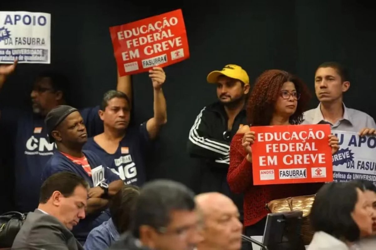 Proposta do governo federal agrada técnicos da educação, mas professores que podem manter greve