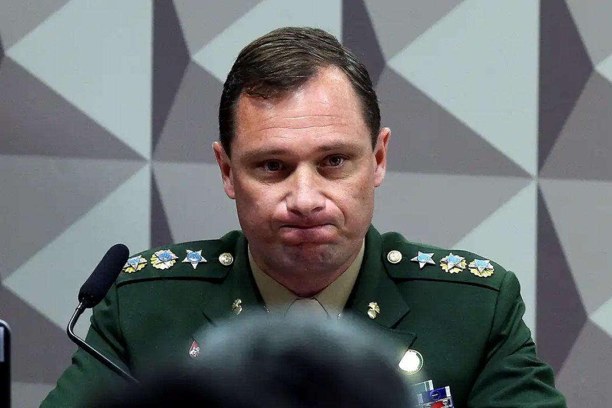 Após descoberta de novas joias nos EUA, Mauro Cid começa a ser ouvido pela PF 