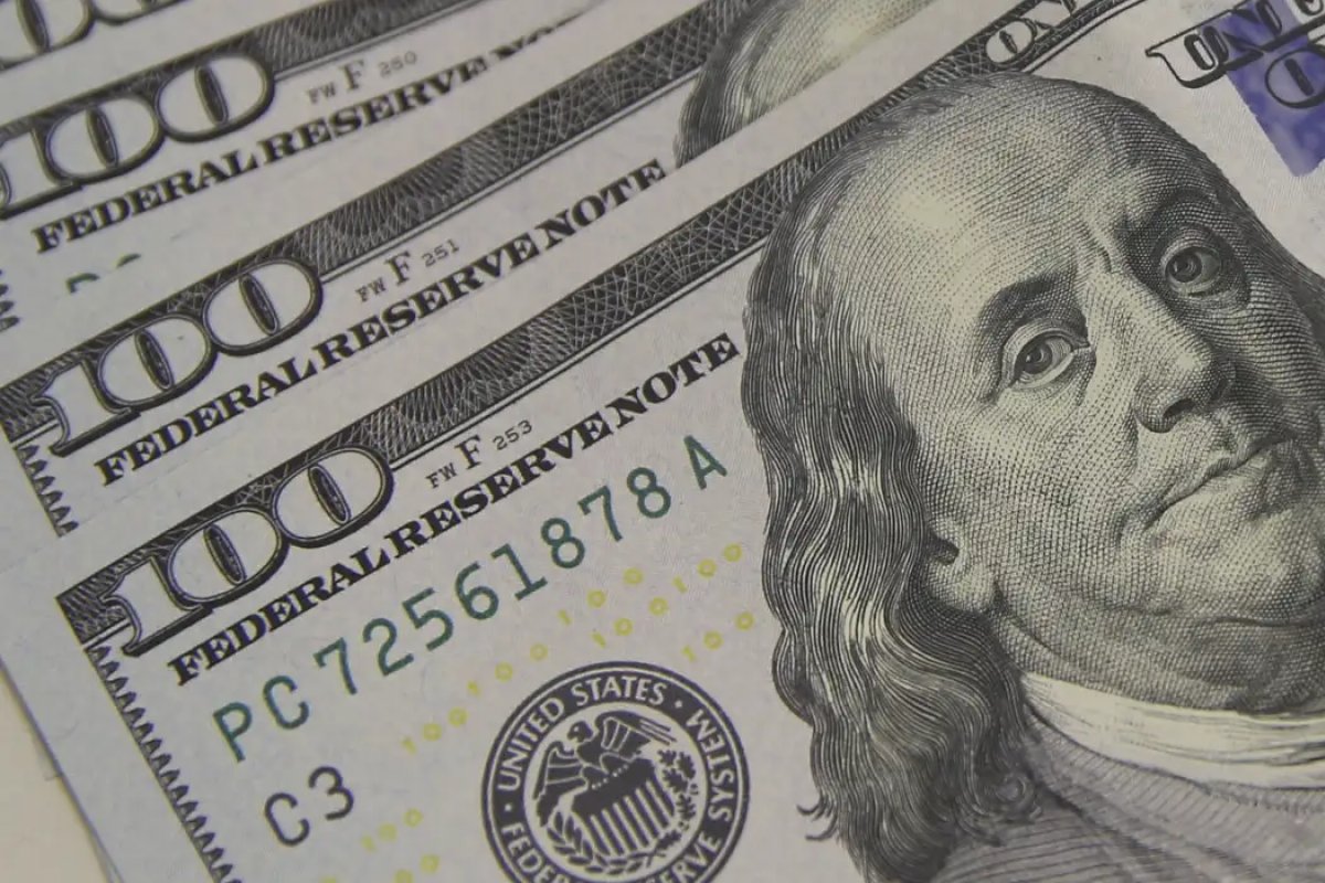 Dólar opera em alta nesta quarta (19) e bate nível dos R$ 5,45 à espera da reunião sobre taxa Selic 