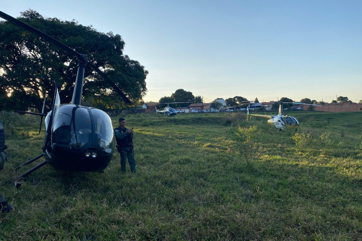 Vídeo: PM usa três helicópteros para perseguir aeronave com 243 kg de cocaína no Paraná
