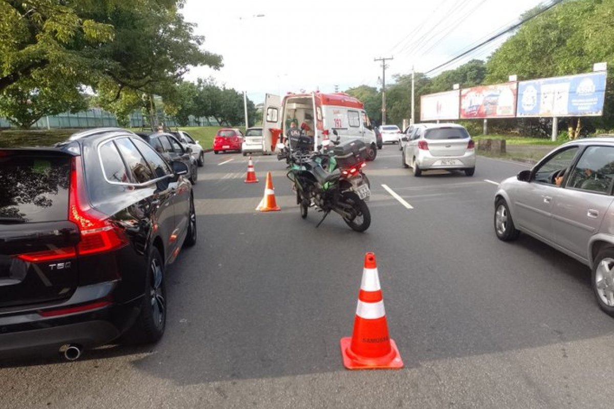 Acidente na Av. Paralela deixa trânsito congestionado