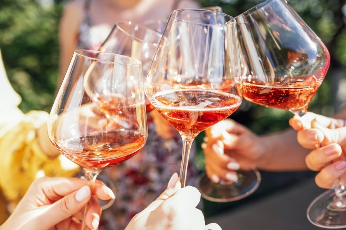 Dia Mundial do Rosé: explorando o vinho que conquistou o paladar brasileiro! 