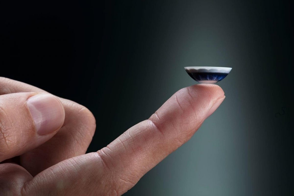 Lente de contato do futuro mostra texto nos olhos do usuário