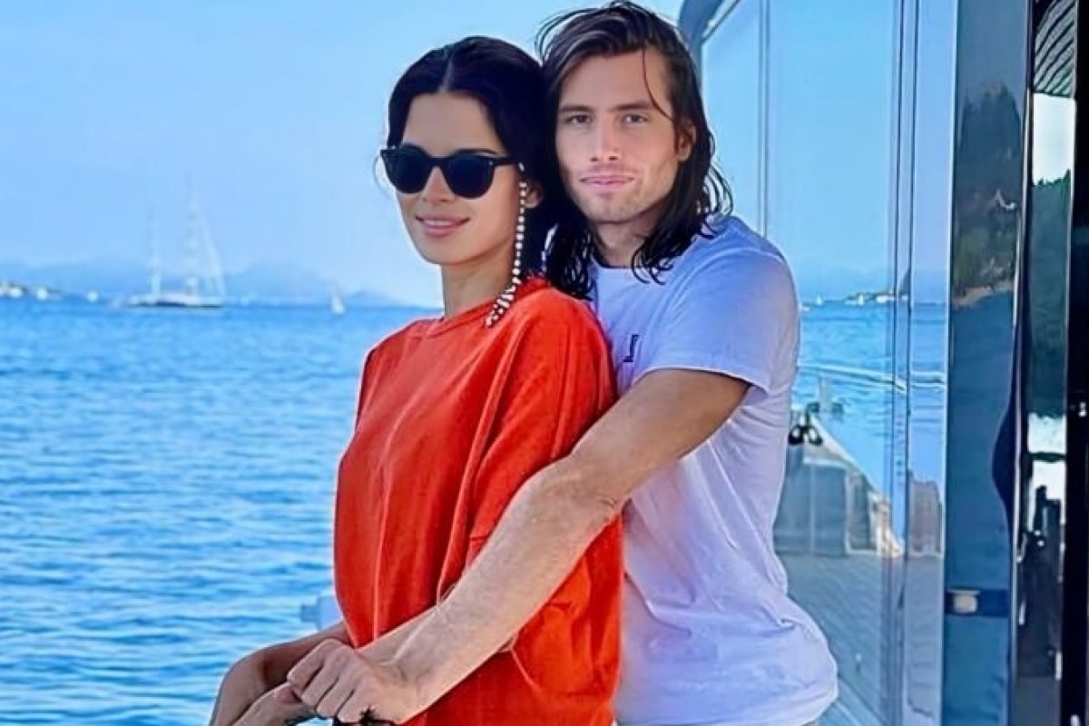 Modelo brasileira Raica Oliveira da à luz as filhas gêmeas, frutos do relacionamento com herdeiro do estilista Valentino! 