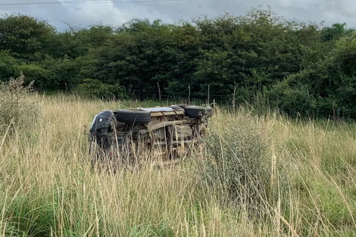 Caminhonete capota em rodovia e deixa um homem morto em Jacobina 