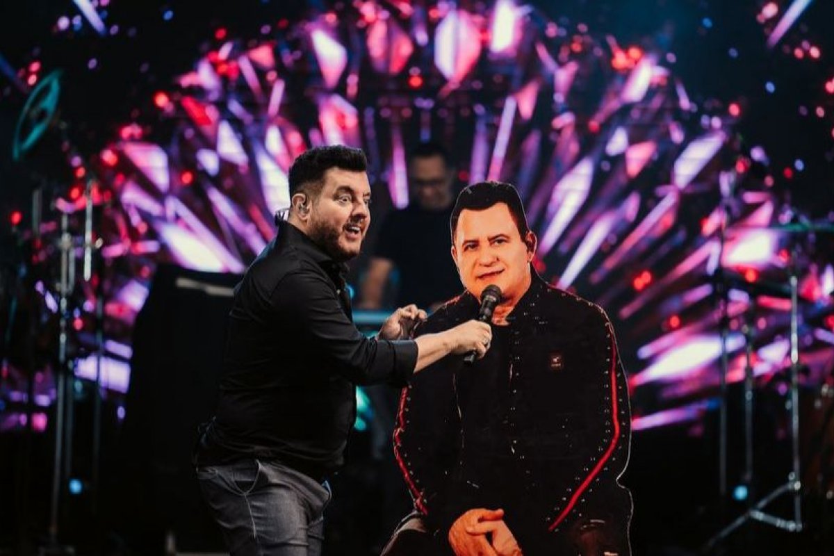 Marrone de papelão: Bruno improvisa dupla para show sem o parceiro na Bahia