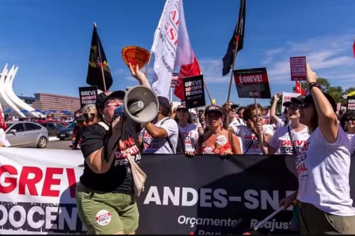 Professores das universidades federais encerram greve em todo país 