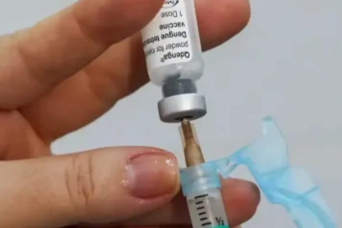 Com doses próximas ao vencimento, o MS amplia público alvo de vacinação contra a dengue 