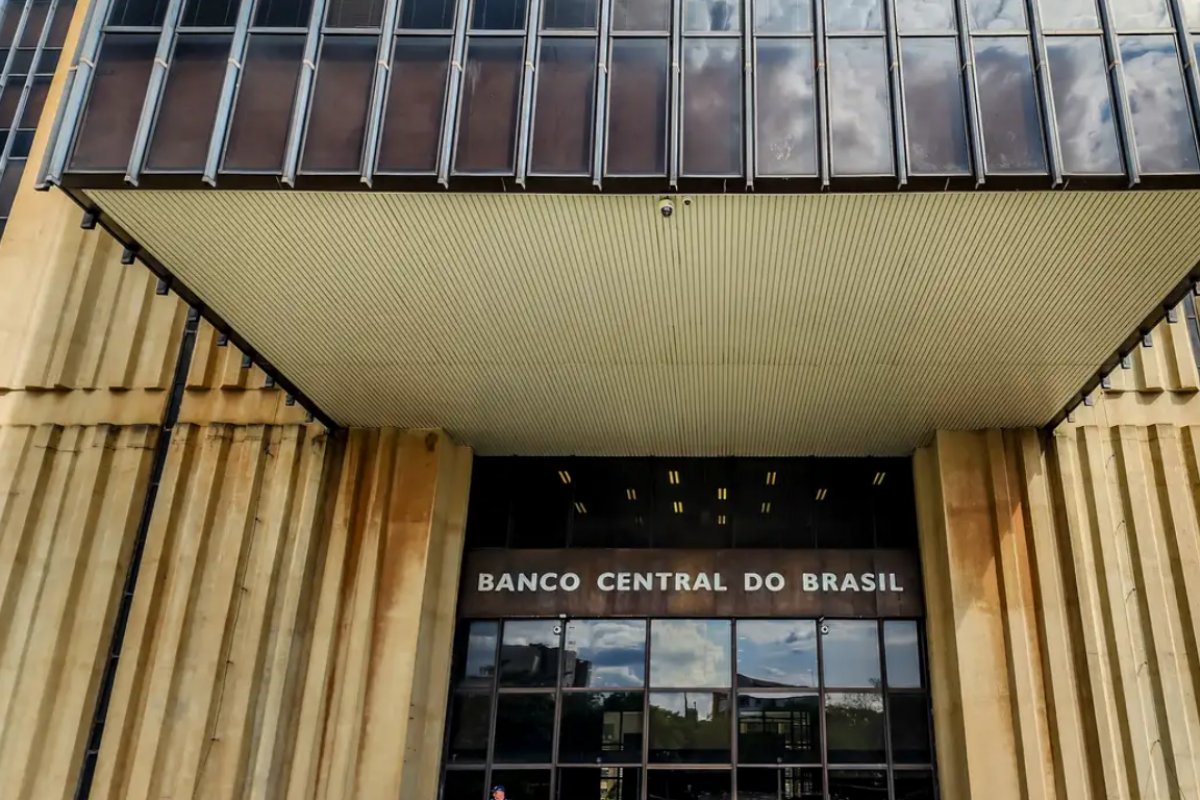 Economistas aumentam previsão da inflação e mantêm Selic sem cortes no ano