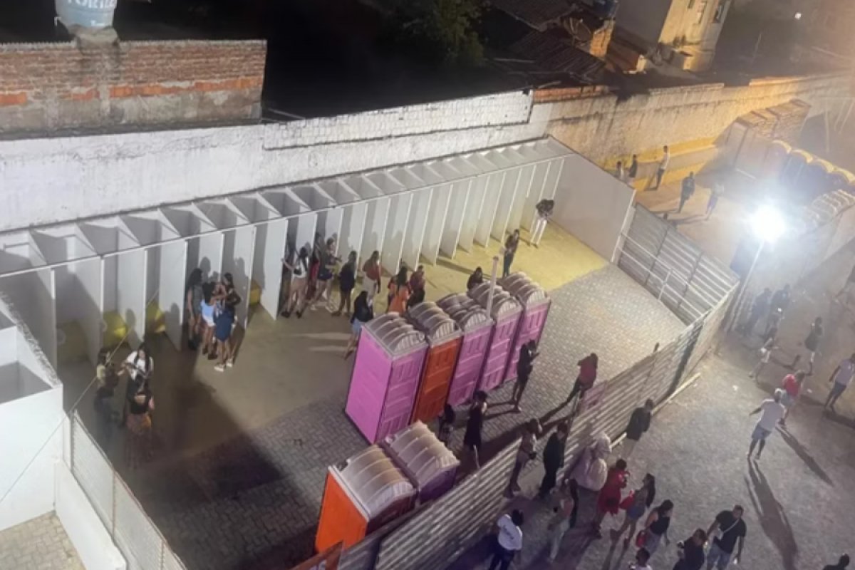 Prefeitura na Bahia instala banheiro feminino sem teto e sem porta no São João