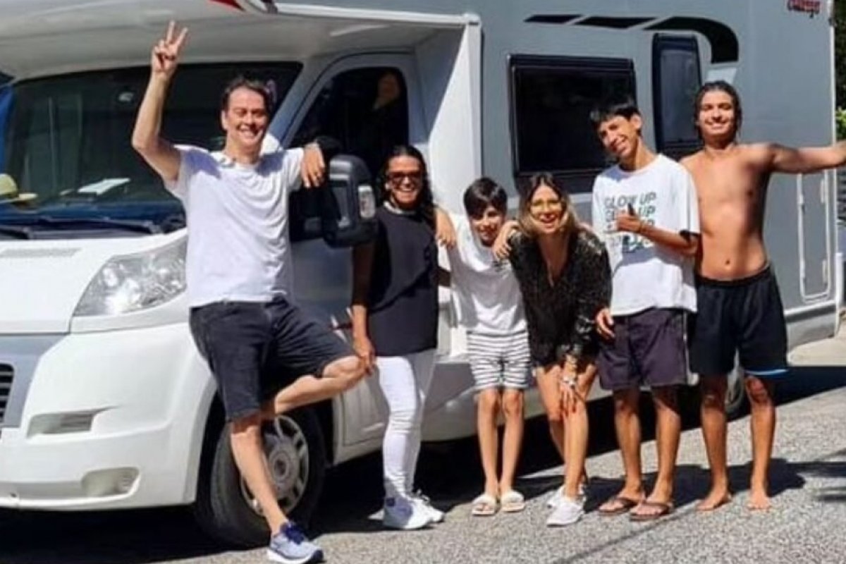 Filhos de ex-galã da TV Globo trabalham como faxineiro e auxiliar de cozinha em Portugal! 