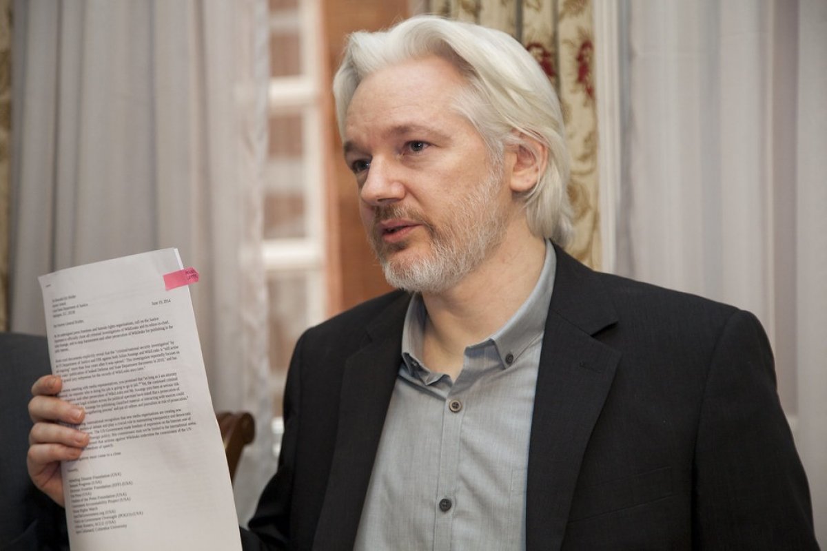Em liberdade, Julian Assange chega à Austrália 