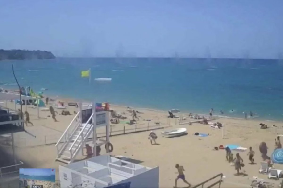 Vídeo: Banhistas fogem de mísseis ucranianos em praia na Crimeia 