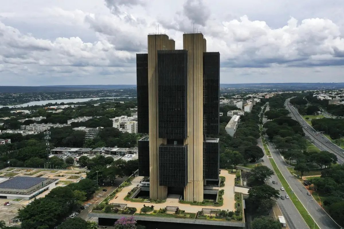 Contas públicas têm déficit de R$ 63,9 bilhões em maio, revela BC