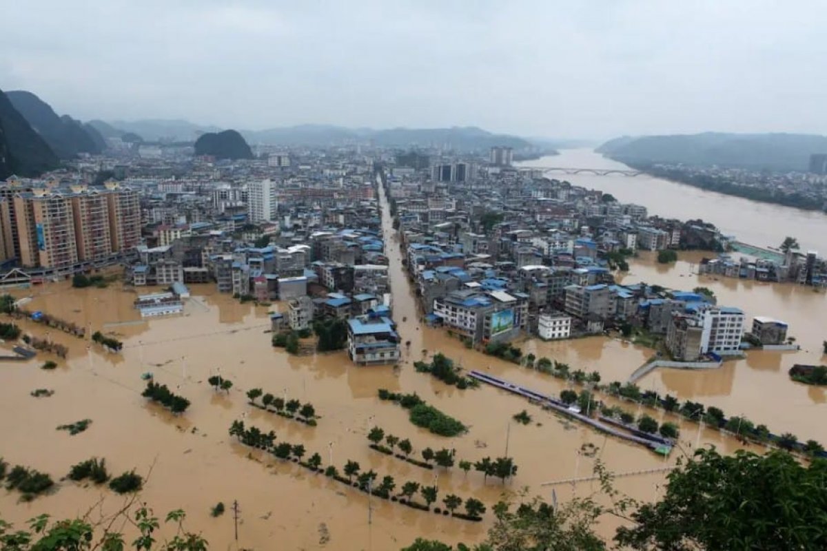 Chuvas fortes causam deslizamento no sul da China 