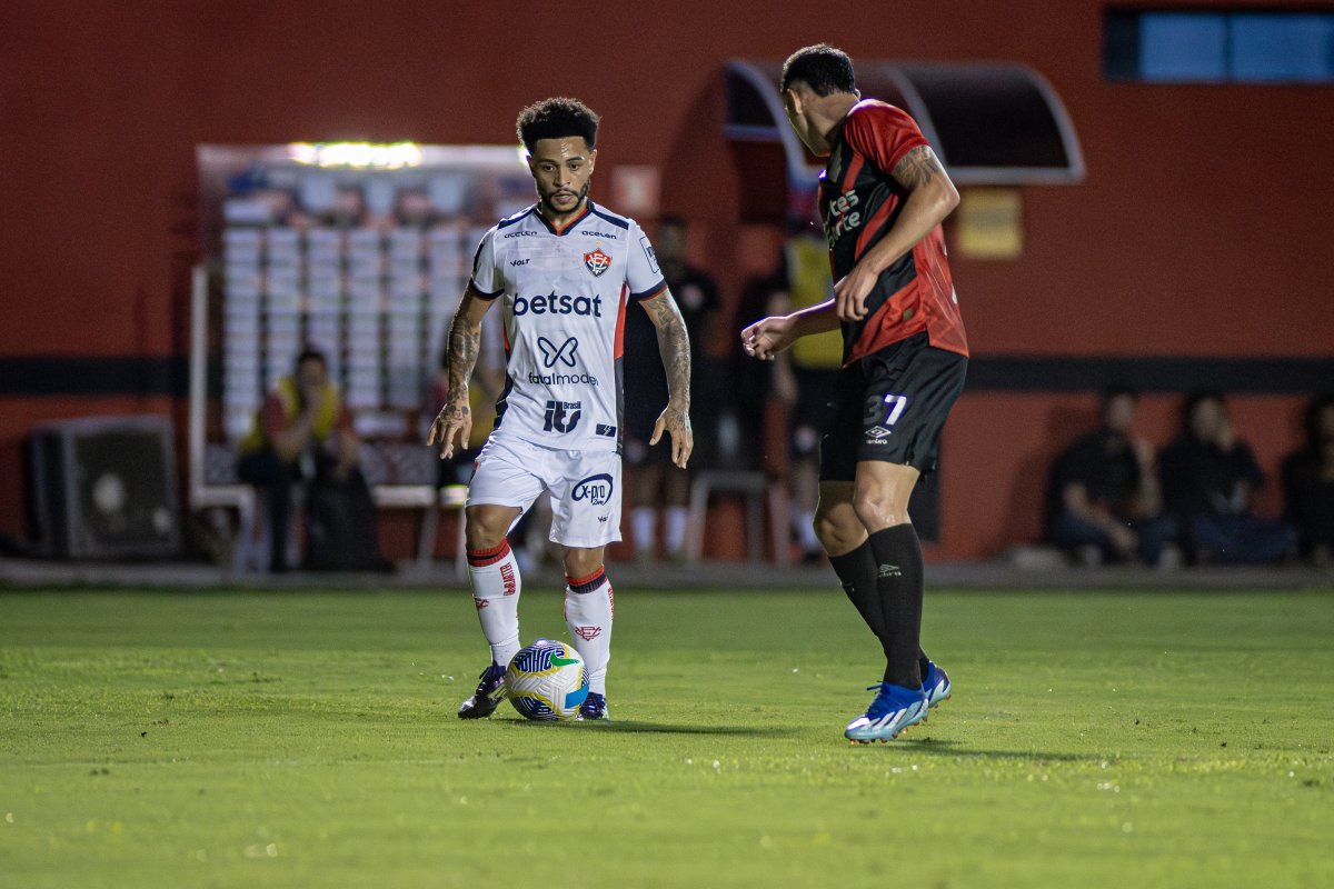 Vitória perde para o Athletico-PR em casa e segue perto da zona de rebaixamento