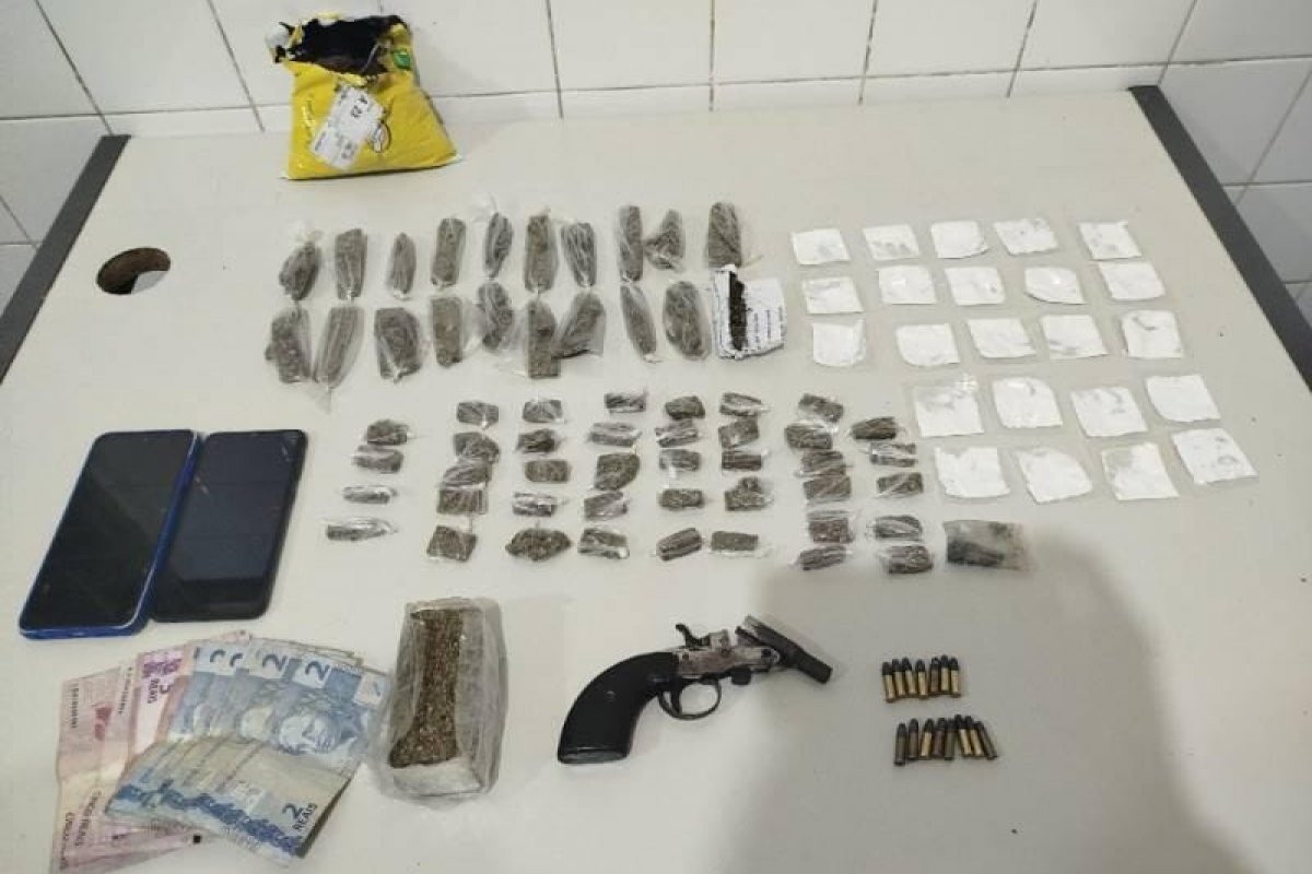 Homem é preso com arma e mais de 90 porções de drogas na Bahia