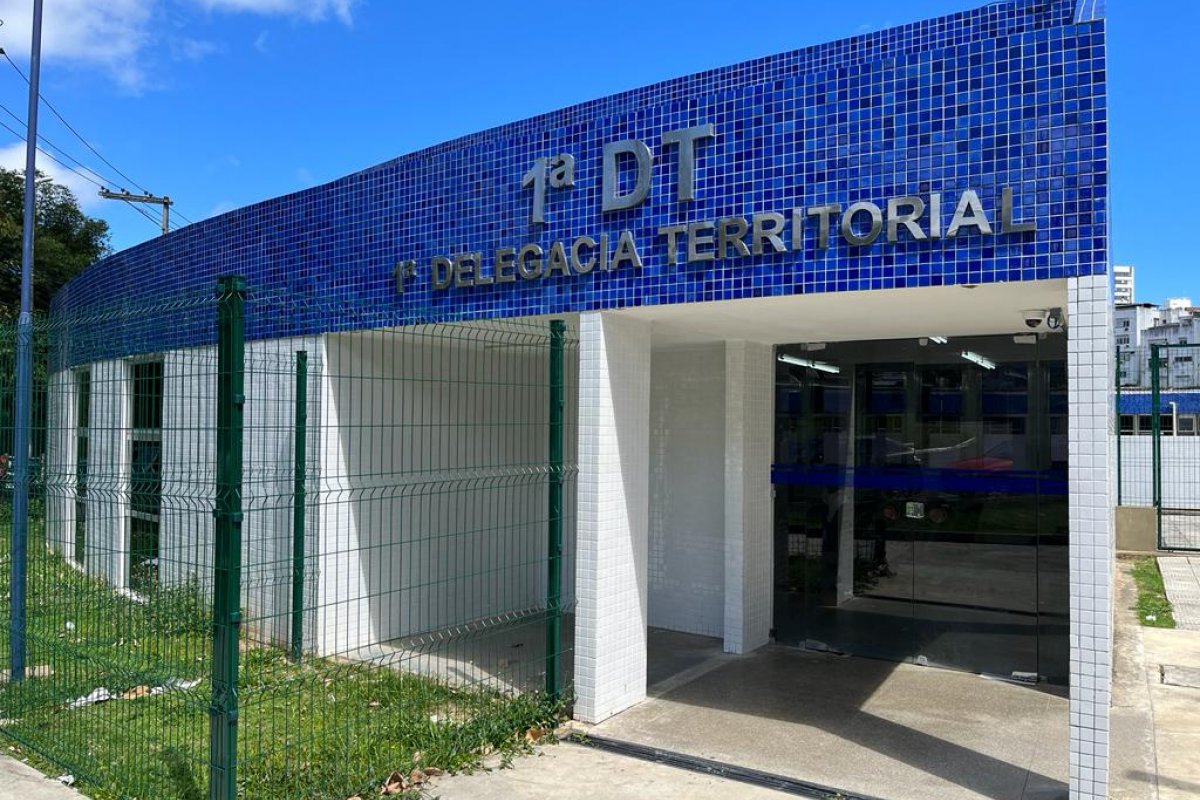 Homem morre eletrocutado após tentar podar  árvore em Salvador