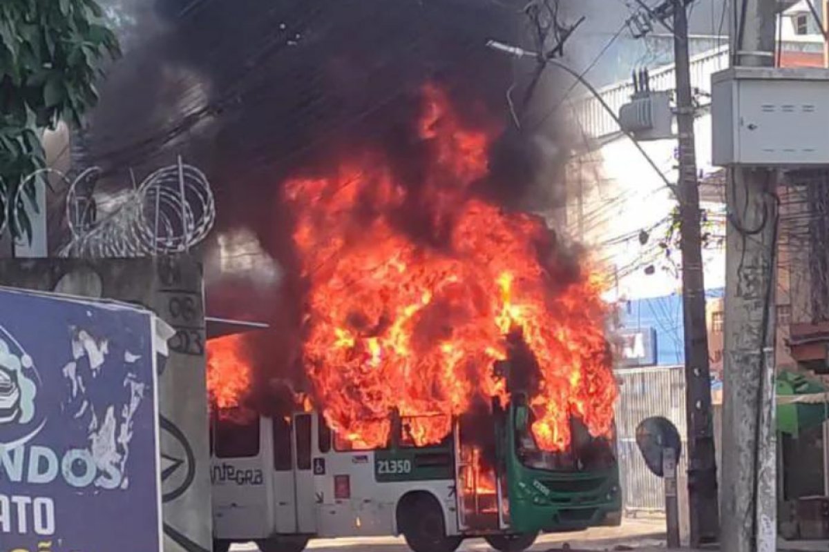 Ônibus continuam sem circular na Estrada das Barreiras após coletivo ser incendiado 