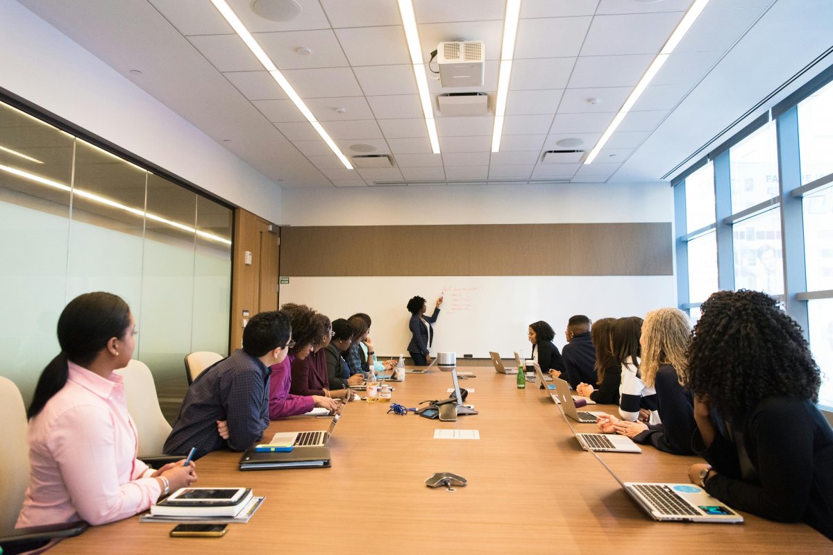 Falta de meritocracia afeta escolha de líderes em secretarias de Saúde e Educação, aponta estudo