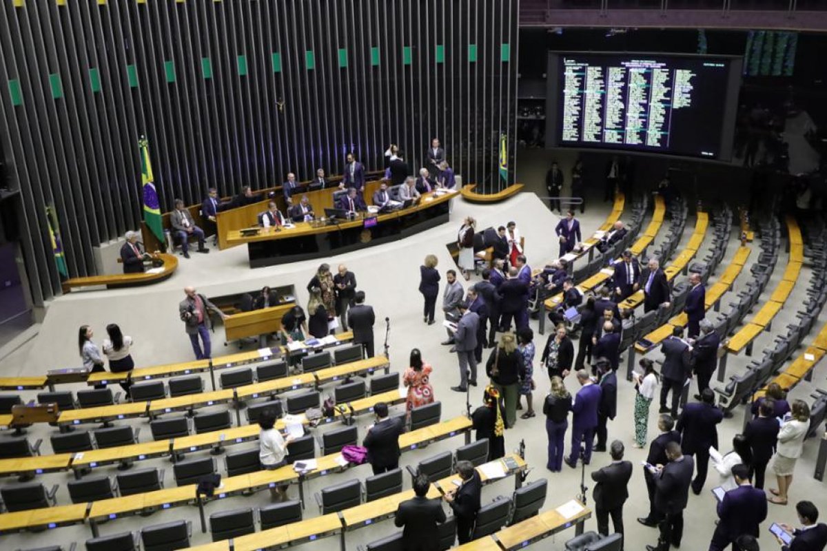 Reforma tributária: deputados propõem tributar viagra e tirar imposto de absorventes 