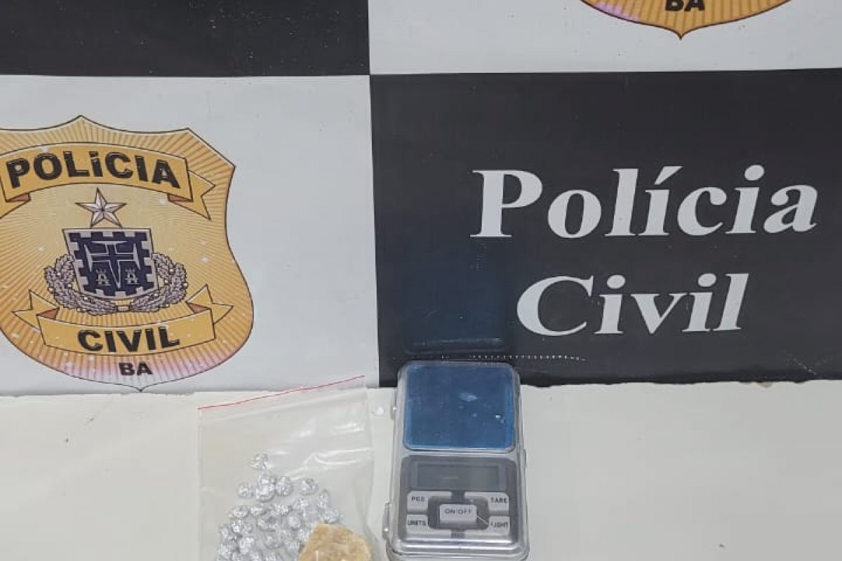 Dupla investigada por homicídio é presa com drogas