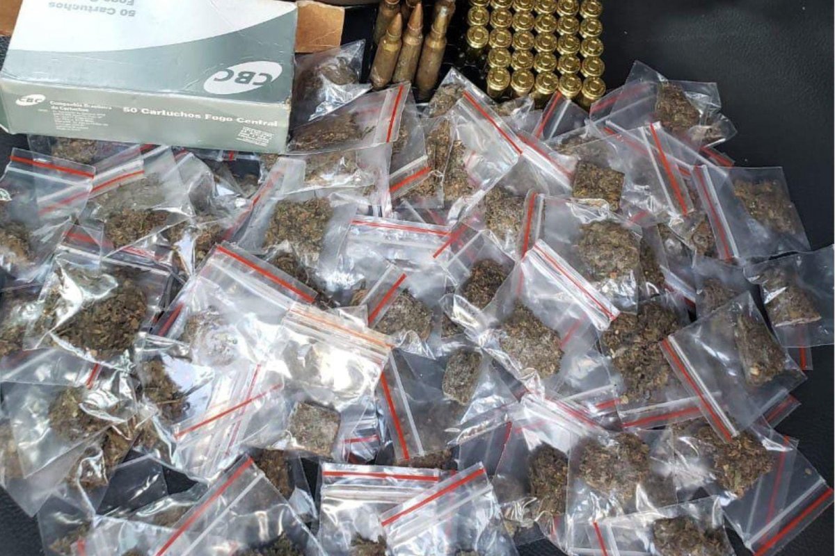 PM apreende drogas e munições em Pernambués