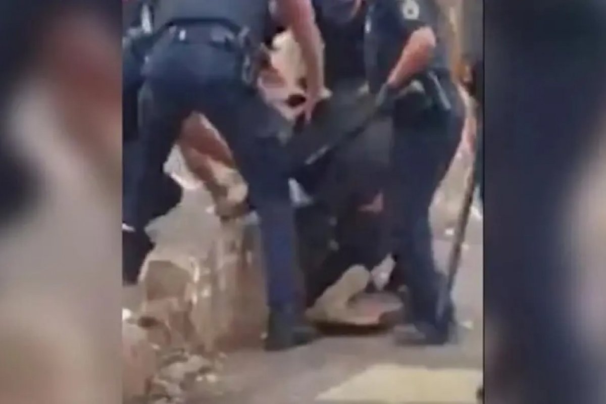Pessoa em situação de rua é agredida por guardas municipais de São Paulo