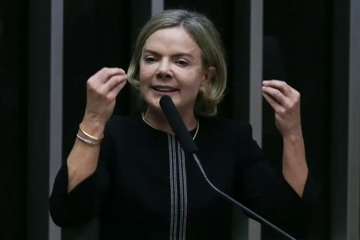Em conversa vazada, servidora solicita a Gleisi Hoffmann 'limpa' no BC 