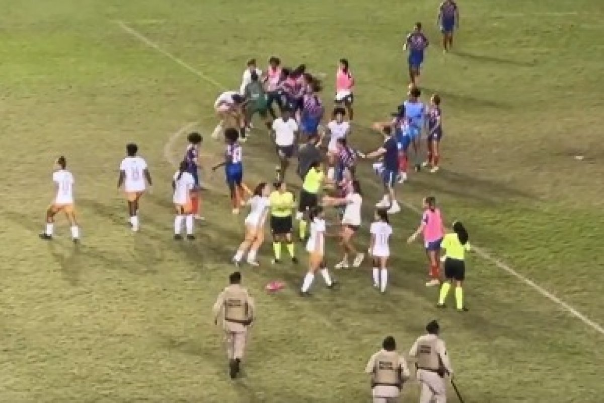 Técnico é preso após chamar jogadora do Bahia de ‘macaca’ depois de empate com time do AM em Pituaçu
