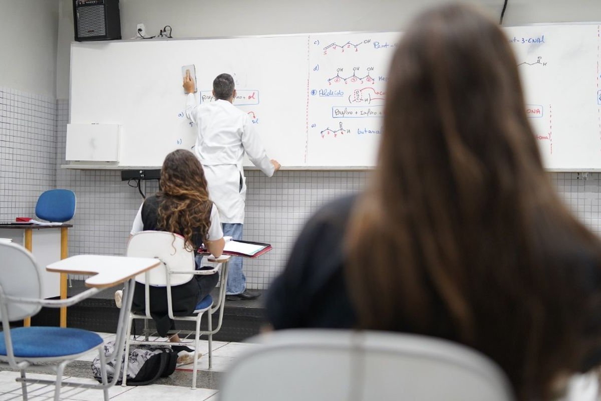 Câmara aprova nova reforma do ensino médio com mais disciplinas tradicionais