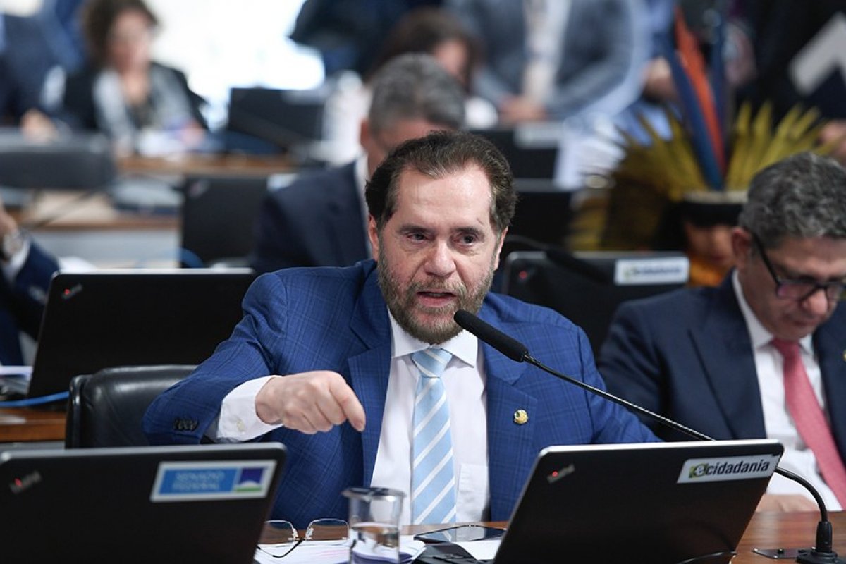 Governo sinaliza acordo, e Senado adia votação de PEC do Banco Central