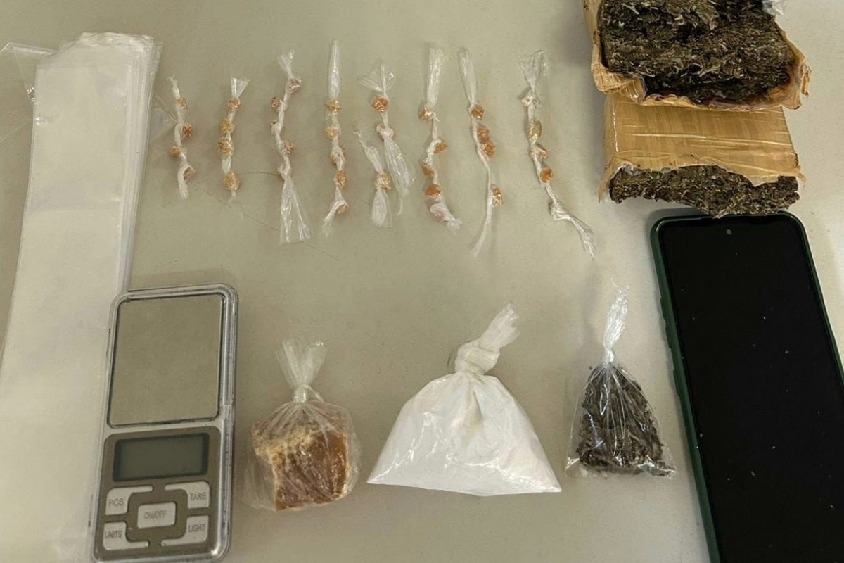 Homem é preso suspeito de tráfico de drogas em Dias D’Avila 