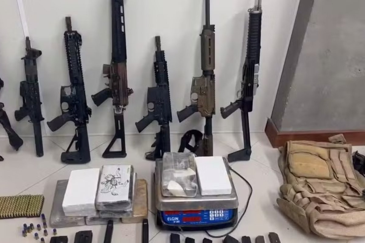 Seis fuzis, metralhadora, drogas e mais de mil munições são encontrados em 'bunker' na Bahia 
