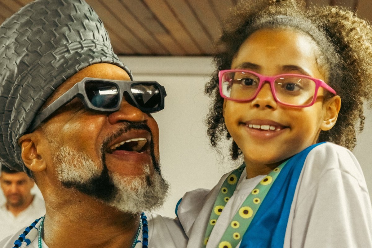 Com a presença de Carlinhos Brown, usuários do Instituto de Cegos da Bahia recebem doação transformadora de óculos! 