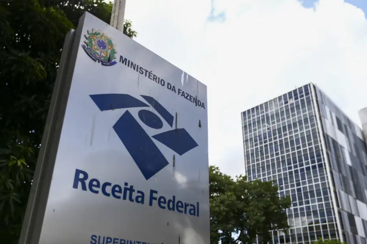 Receita Federal tem leilão com iPhones, vinhos e bolsas de luxo; saiba como participar