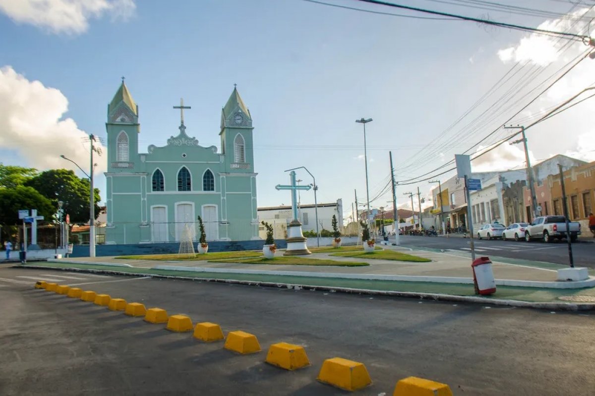 PRF resgata crianças que se esconderam em caminhão para conhecer praia 