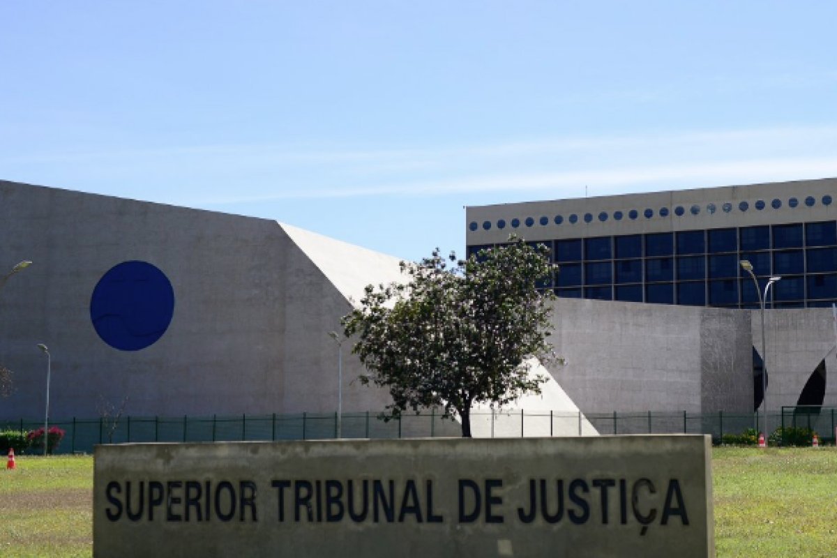 STJ: denúncia anônima apoiada em elementos concretos justifica abordagem policial