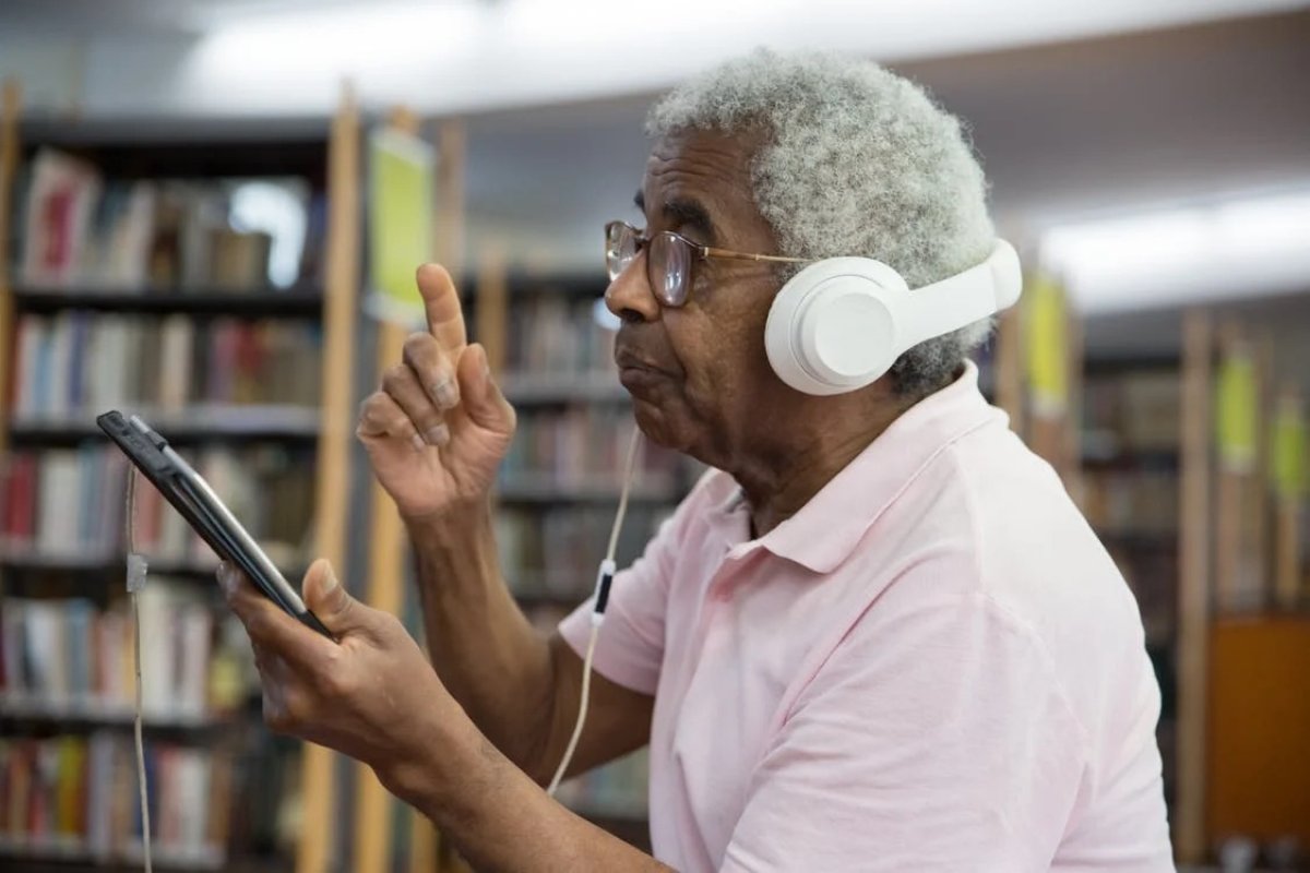 Curso oferece aulas gratuitas sobre o uso de ferramentas em celulares para terceira idade 