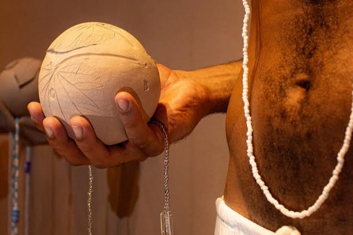 Nova exposição do Muncab expõe mais de 200 peças de 80 artistas negros sobre conexão com antepassados 
