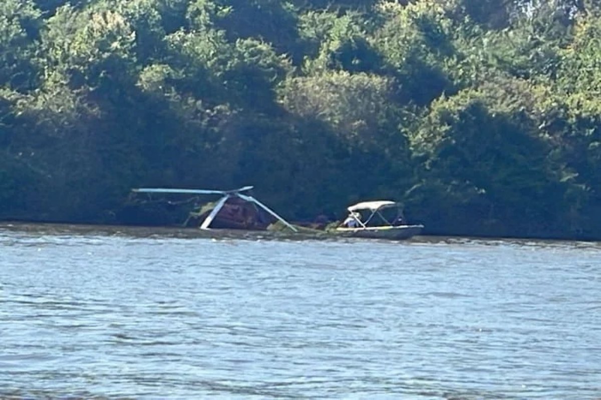Helicóptero do Corpo de Bombeiros faz pouso forçado nas margens do Rio Araguaia