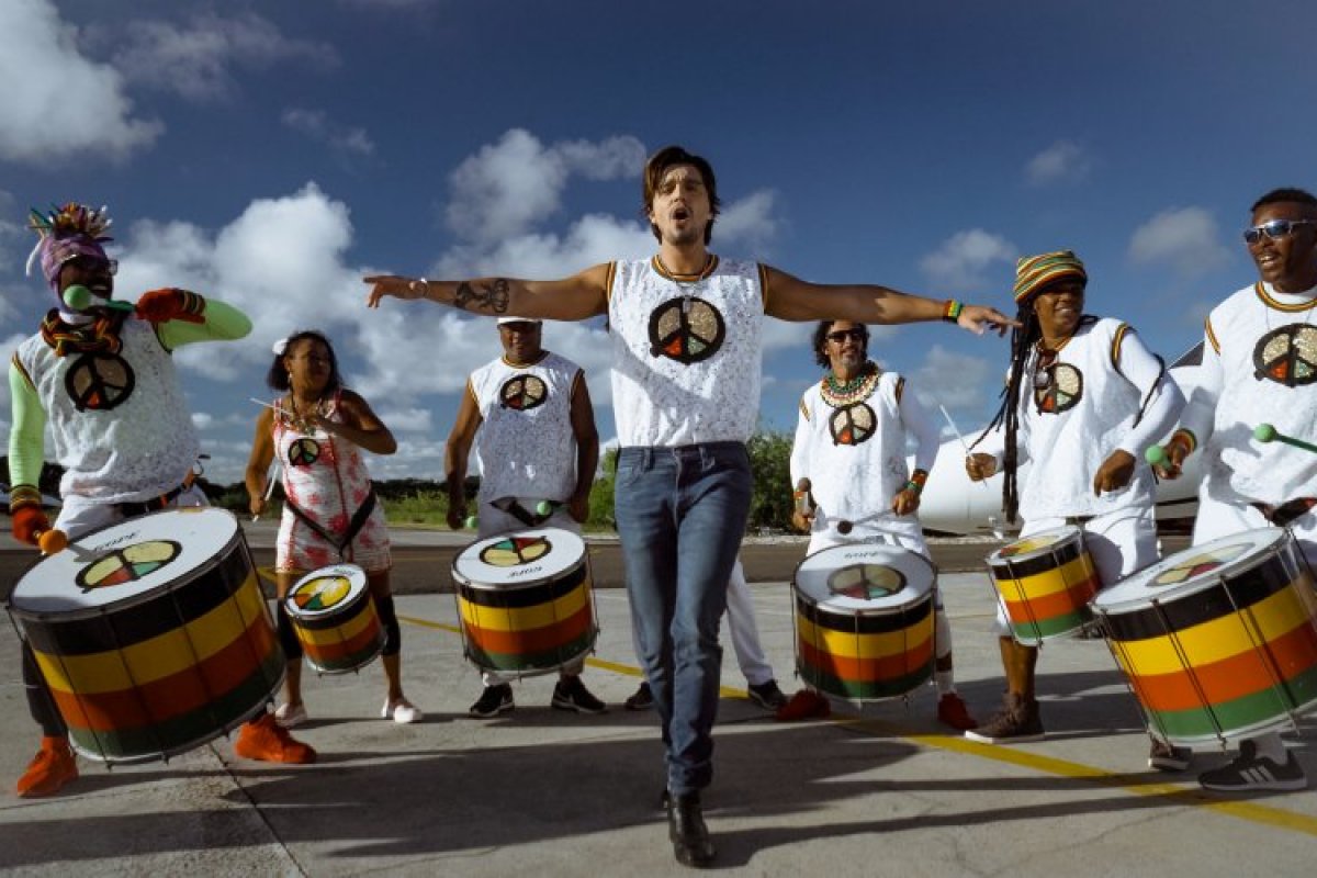 Luan Santana lança clipe gravado com Léo Santana e Olodum