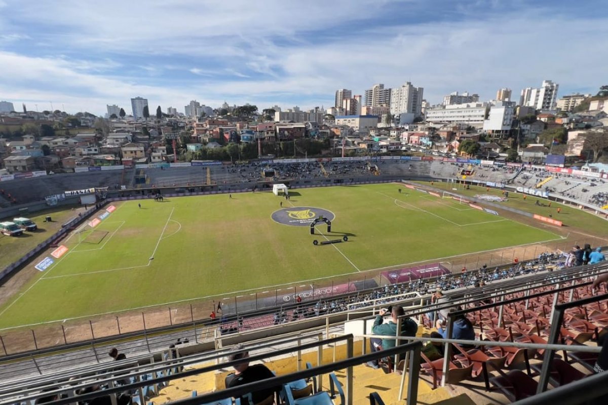 Vitória perde para o Grêmio e pode entrar na zona de rebaixamento 