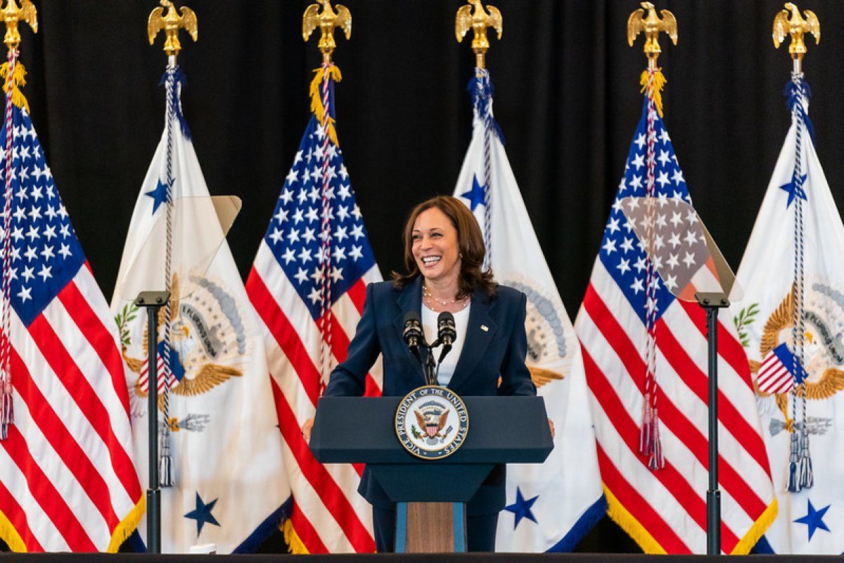Em primeiro discurso após desistência de Biden, Kamala exalta 'legado'